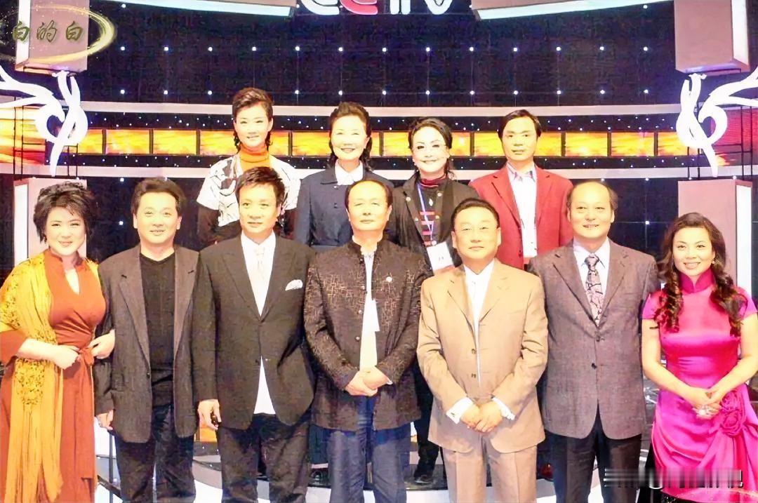 仔细一看，后排就认得出歌唱家宋祖英、李谷一。前排有气质尔雅的郁钧剑；疏眉朗目，气