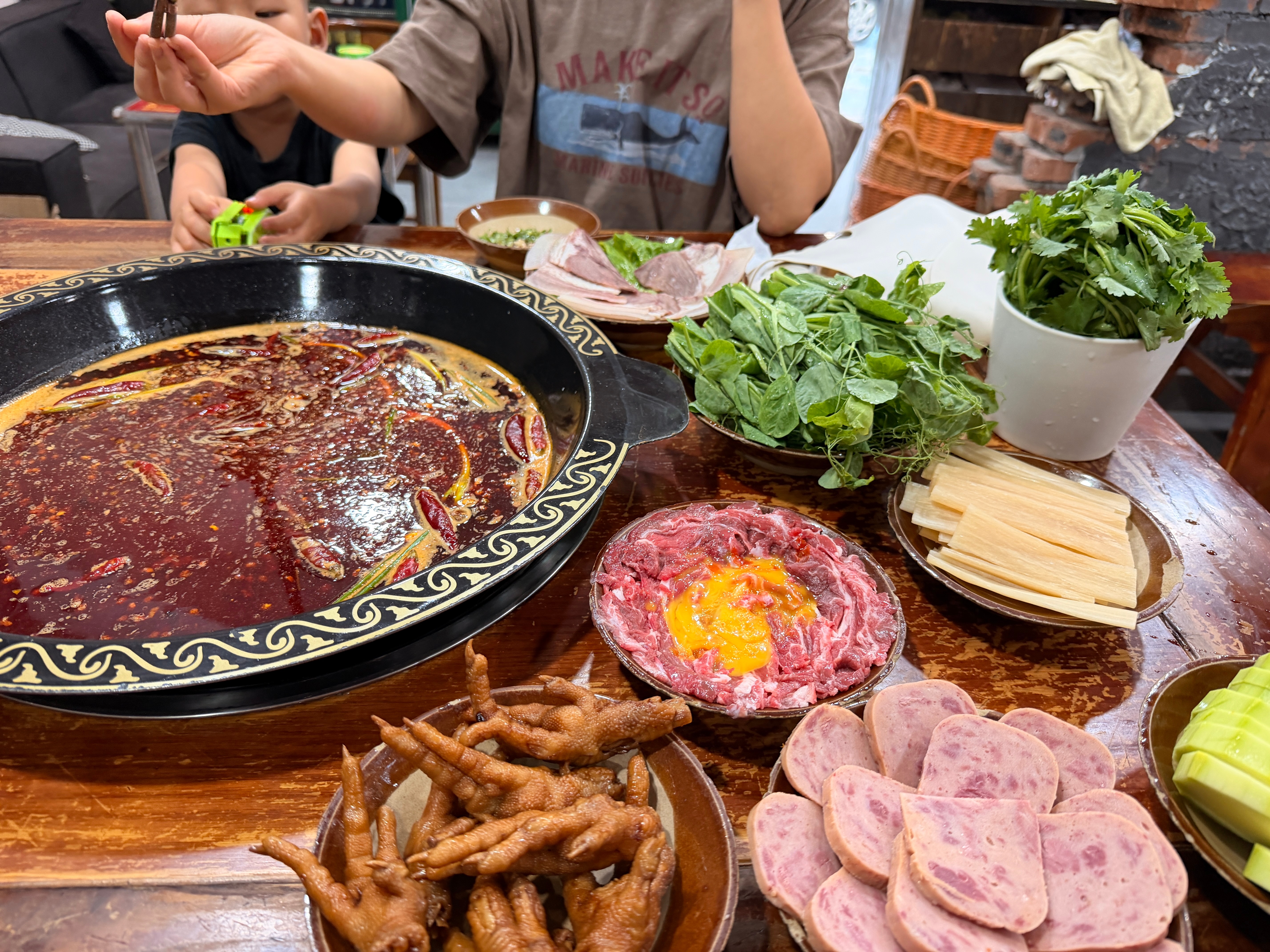 在家门口吃了个很正宗的重庆火锅，和在重庆吃的感觉差不多，就是肚子有点痛