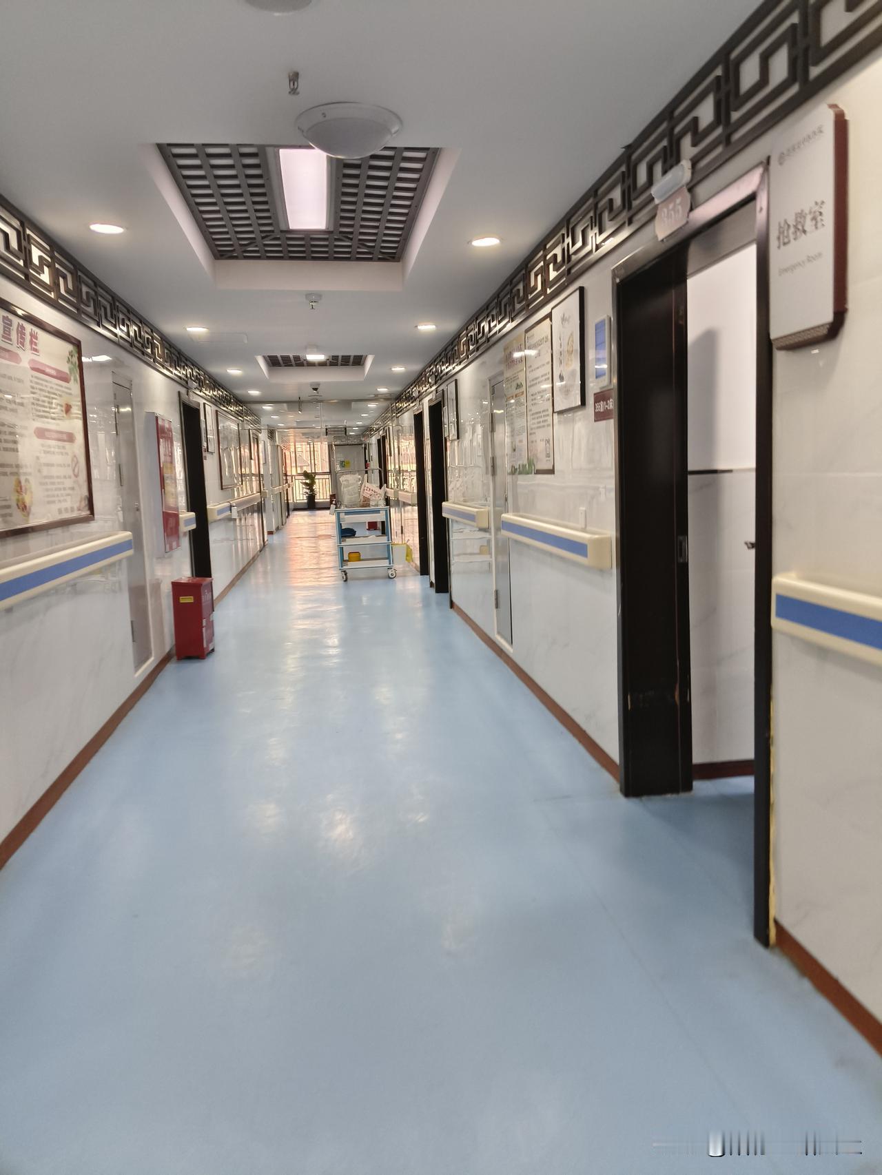 天天就我一个人，陪我妈呆医院里，真烦了呀！生两个弟弟来做啥子的？除了付点医药