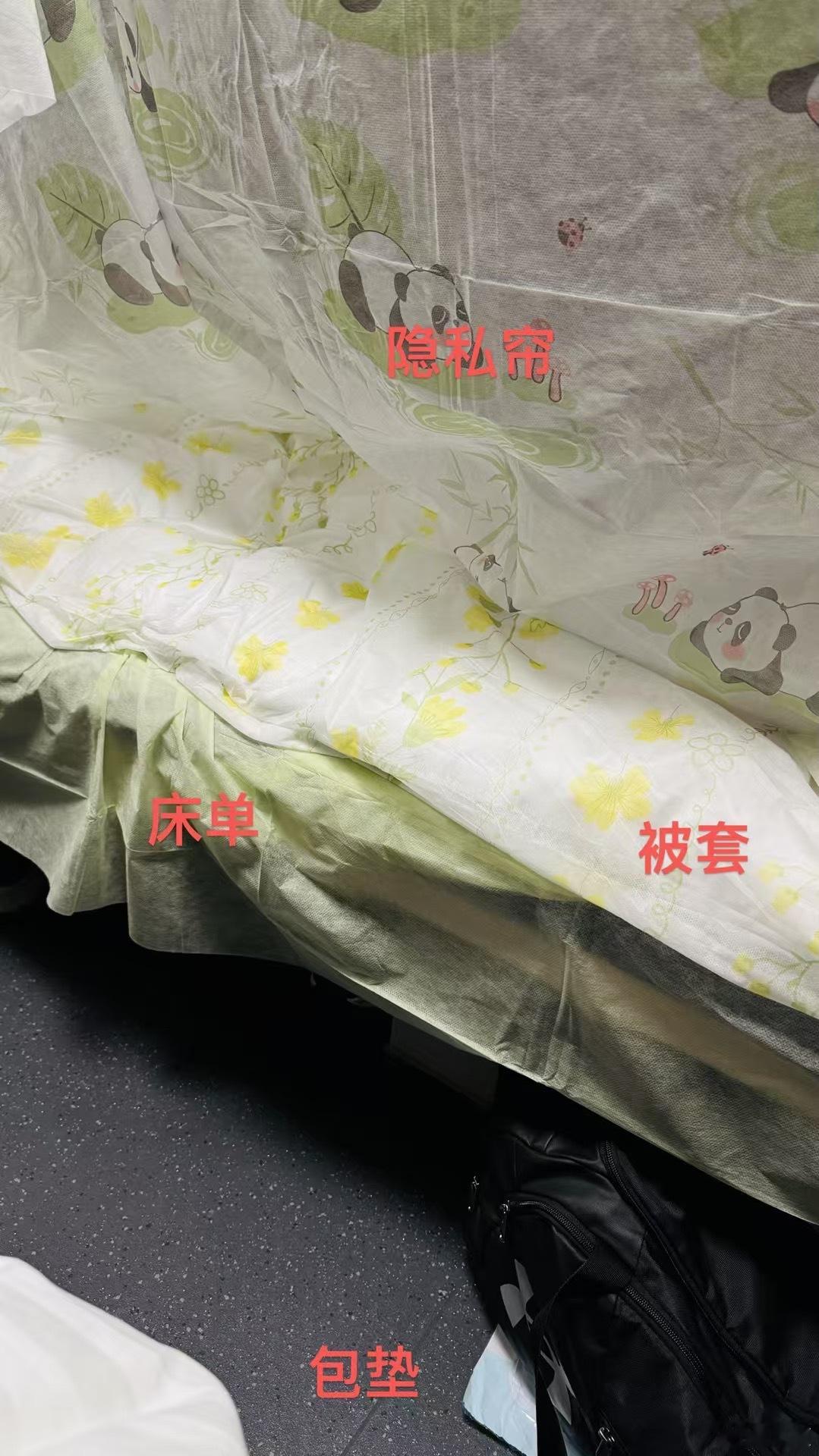 《当粗糙邂逅精致》去往成都的夜行火车上，对面铺的精致boy悉悉索索搞了快一小时，