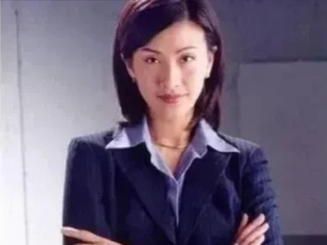 2002年，TVB“视后”陈慧珊爱上了大19岁的富商梁锦松，为了能和他在一起，陈