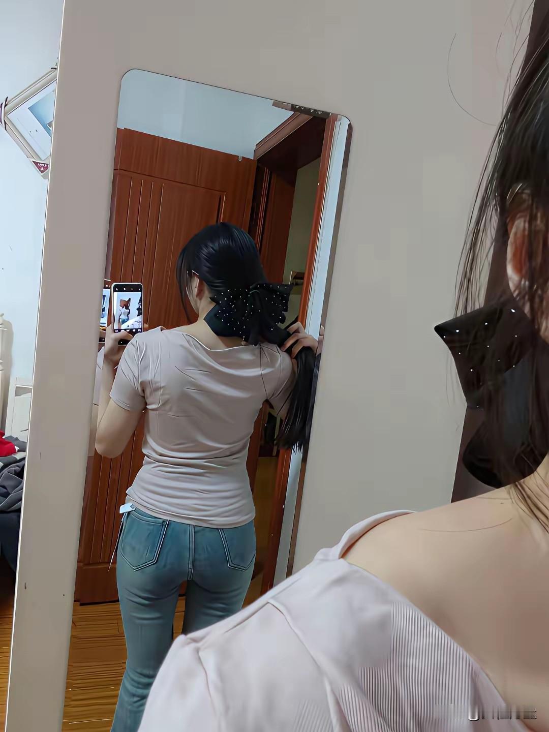 新买的牛仔裤，腰臀比直接就勾勒出来简直太修身了