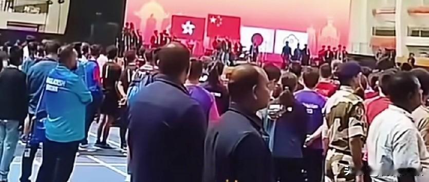 亚锦赛冠军升国旗的镜头，印度居然没有播放！这就过分了，多亏网友拍到了！升