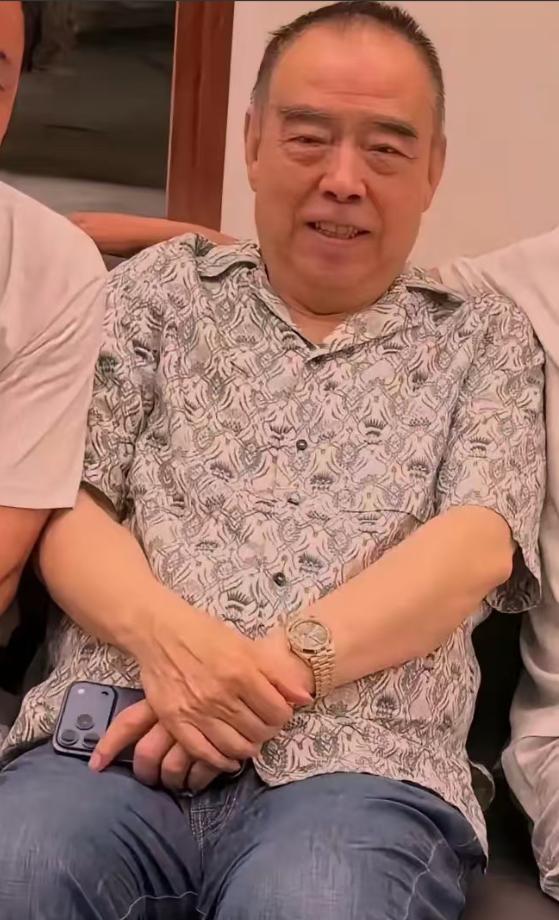 陈凯歌说，我现在老了，74了，平时就跟我老伴陈红在三亚住住。这边暖和，房子大，能