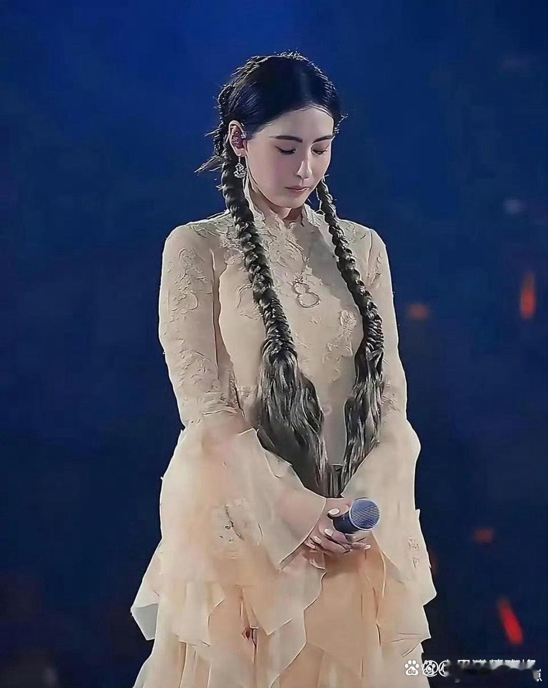 不愧是香港最后一位绝色美人！张柏芝现身林家谦演唱会，42岁依旧美得像精致洋娃娃，