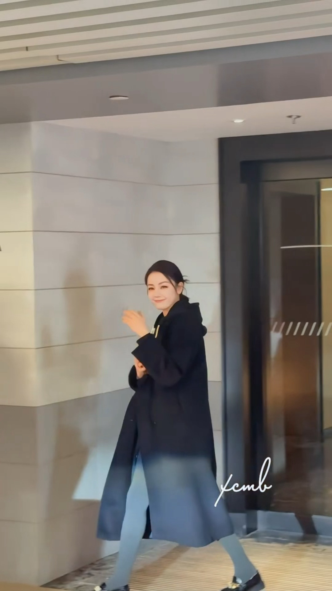 看见粉丝就笑眯眯招手的热巴～～看见粉丝就笑眯眯的热巴