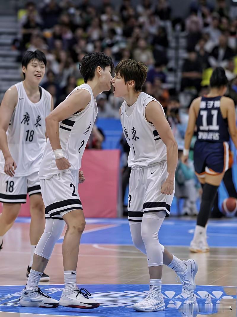 广东女篮击败四川女篮夺得全运会金牌，这四位老将仍有实力入选国家队。1.杨力维