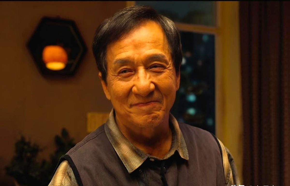 看成龙演的新电影《捕风追影》，我突然意识到自己有多老了。电影里成龙和梁家辉飙