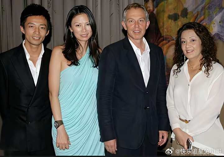 曾经，汪小菲和母亲张兰与邓文迪以及邓文迪的时任绯闻男友布莱尔的一张留影。