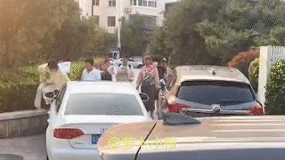 青岛老铁，这真有点过分了。7月6日，网友“行如动影”发布了一段视频，黑白两辆车