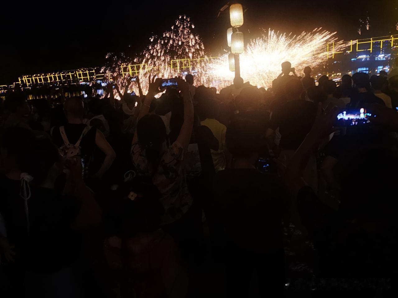 天南地北大拜年今年过年各地禁放烟花爆竹，即使在农村，各家各户都接到了通知，可是在