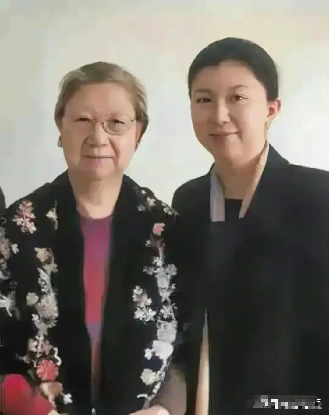 毛岸英遗孀刘思齐85岁时与女儿的珍贵留影