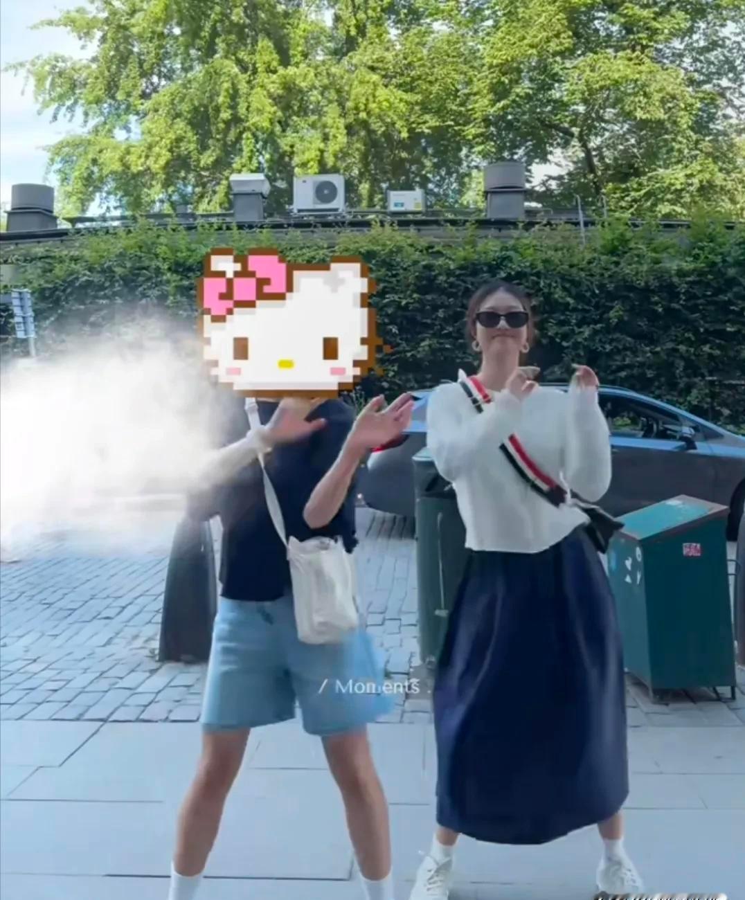 马伊琍的大女儿发了张和妹妹的旅游照，18岁的爱马跟妈妈长得真像，12岁的妹妹身高