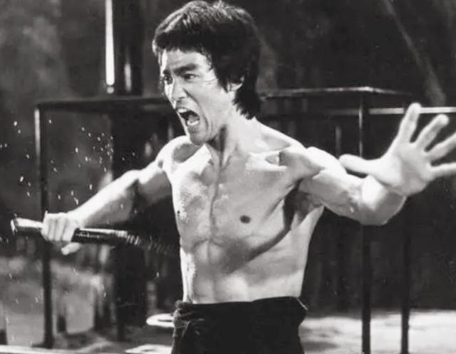 1954年，14岁李小龙跪在叶问面前，请求拜师：“想学咏春拳。”61岁叶问叹道：