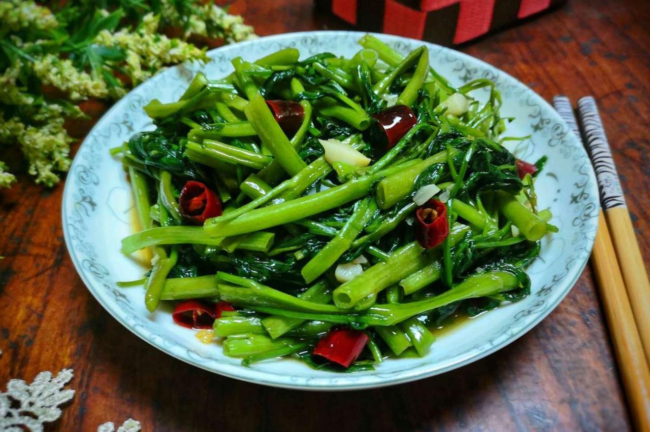 “伏天不吃酸，走路要人牵”酸辣空心菜该吃了，开胃补营养盛夏三伏，暑气蒸腾，有