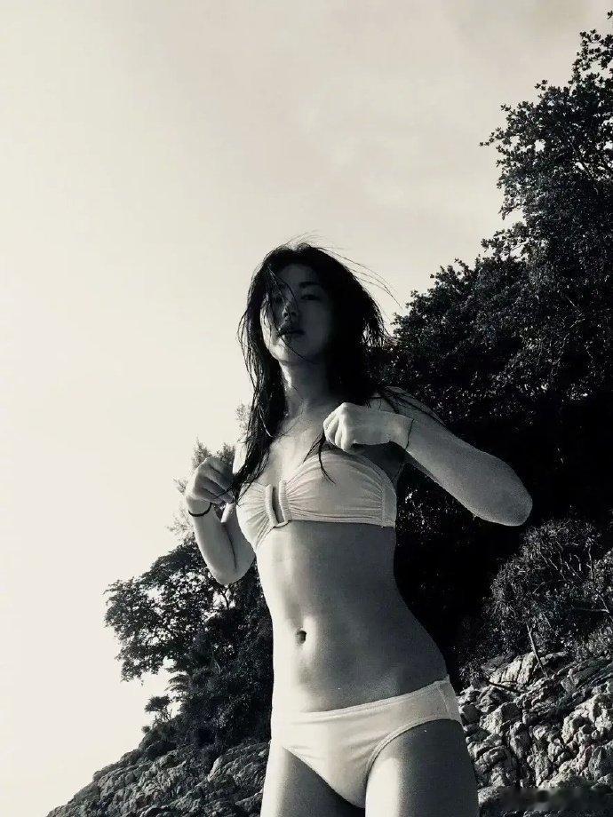 朱珠早期泳装照，身材足够完美，颜值也足以配得上最美亚洲面孔的称号了！