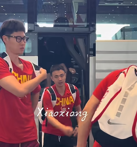 中国男篮出发飞赴海南，未见徐昕现身！今天上午十点多，中国男篮一行到达北京首都国