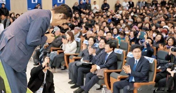 韩国共同民主党因二次特检特检官人选推荐再掀风波，李在明与郑清来阵营矛盾激化，党