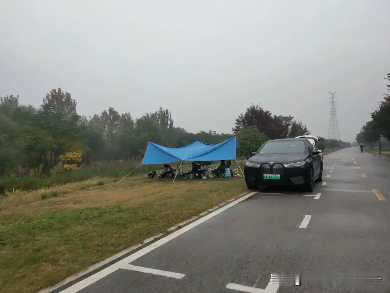 这是西安看到的一幕一到周末，西安到处都是这样露营、野炊的人看看这下雨天也有人
