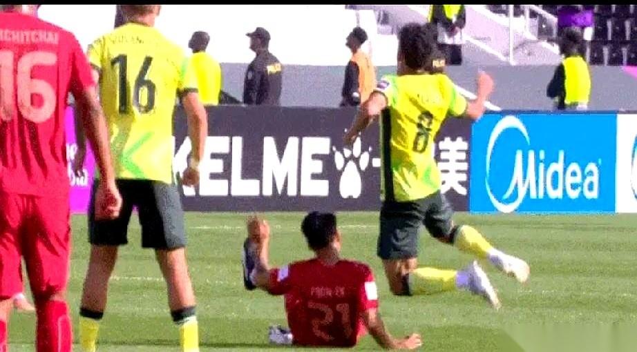 笑死，报应来了吧。那个泰国队的队长，踢球跟上战场拼刺刀似的，终于被禁赛了。亚足