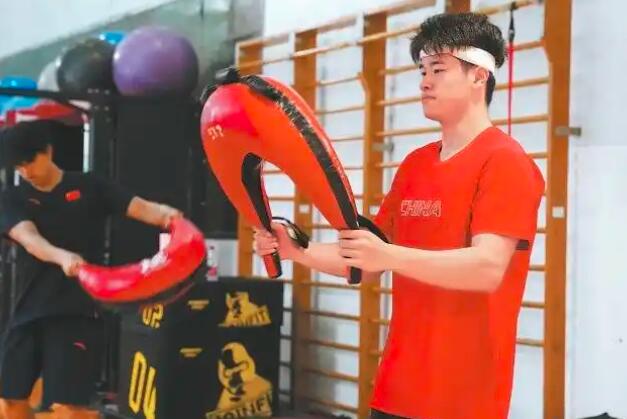 在即将到来的游泳世锦赛中，潘展乐、汪顺和张雨霏等老将新秀们正全力以赴，准备在国际