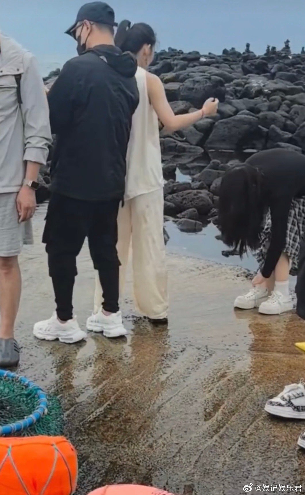 汪峰跟森林北被偶遇在济州岛度假，森林北穿着白色裙子套装，气质非常好，下雨时汪峰给