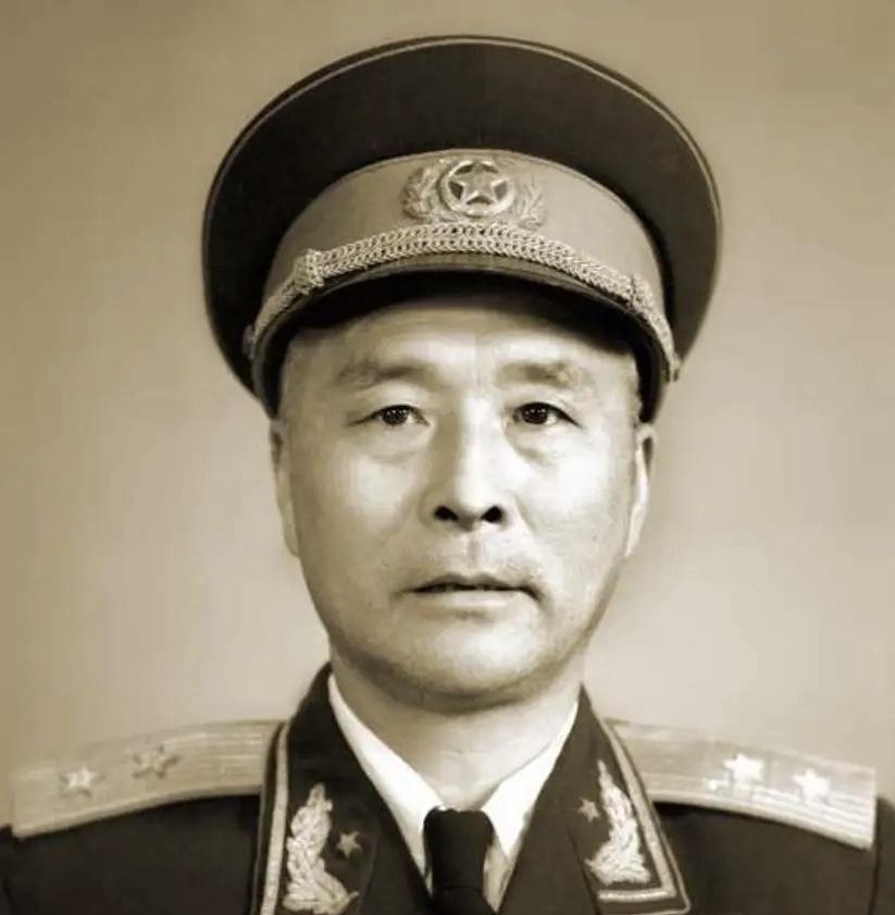 1936年，一名红军团长在战斗中重伤昏迷，战士们为了突围，含泪将他用枯枝落叶掩埋
