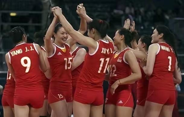 终于明白中国香港女排为什么敢这么干了！看她身边站着的是谁，瞬间懂了！​场边站着