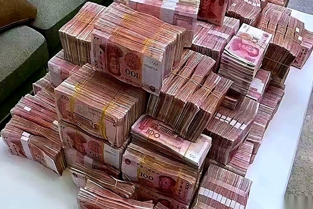 银行柜台前，空调冷风飕飕地吹。大叔把一本攥得发热的存折推过去，满脸期待：“姑娘