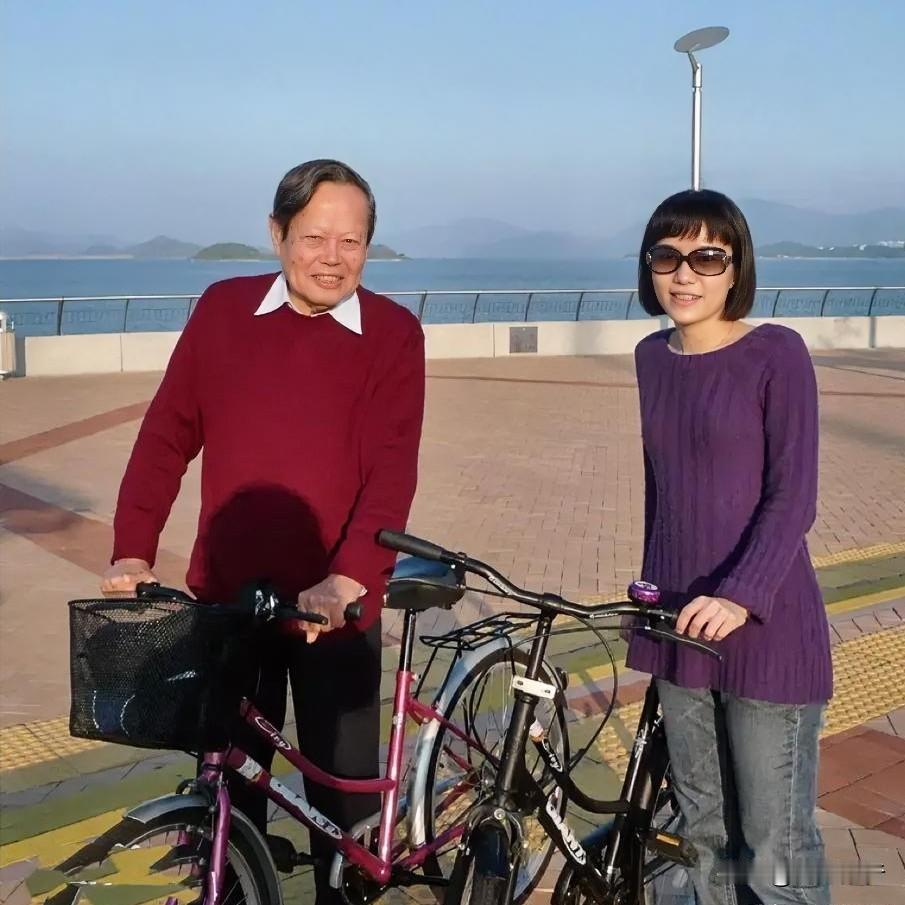 杨先生溘然长逝，最悲痛的当属翁帆。当年28岁的翁帆嫁给82岁杨先生，很多人不理