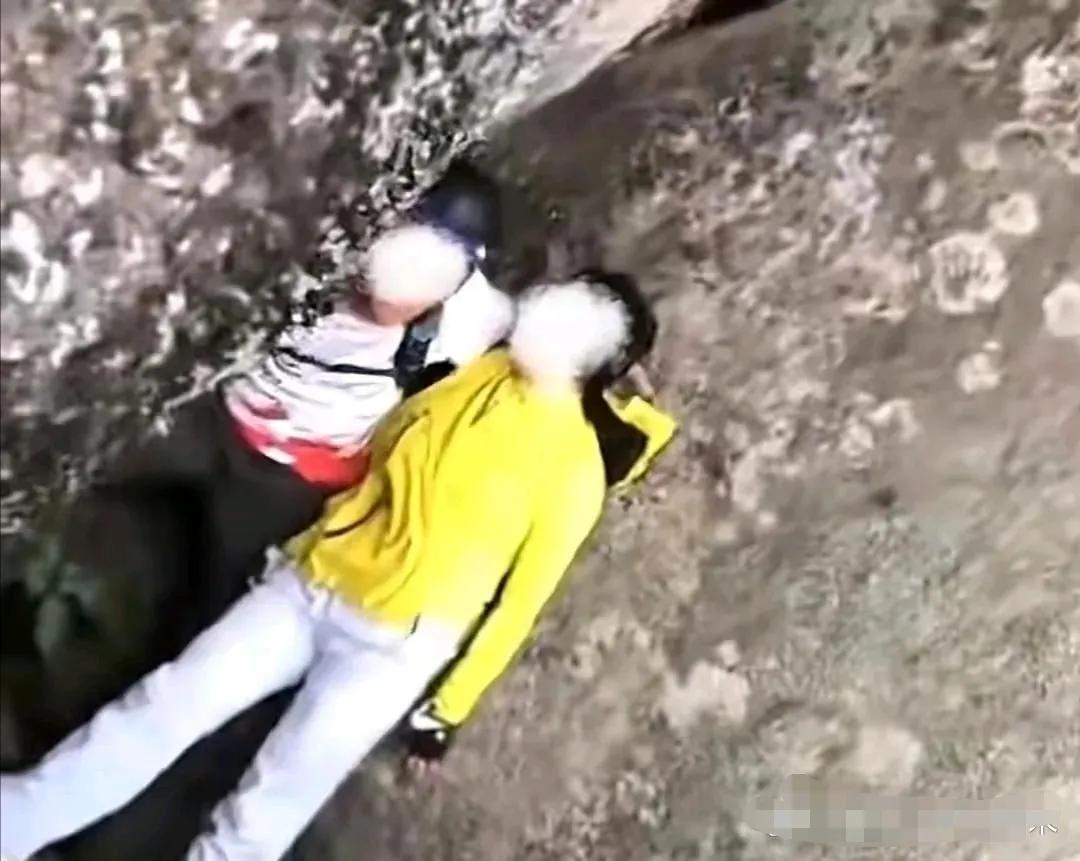 喊完“我来跳一个”就摔进石缝！江西女驴友耍帅瞬间，换全身粉碎性骨折+可能追责