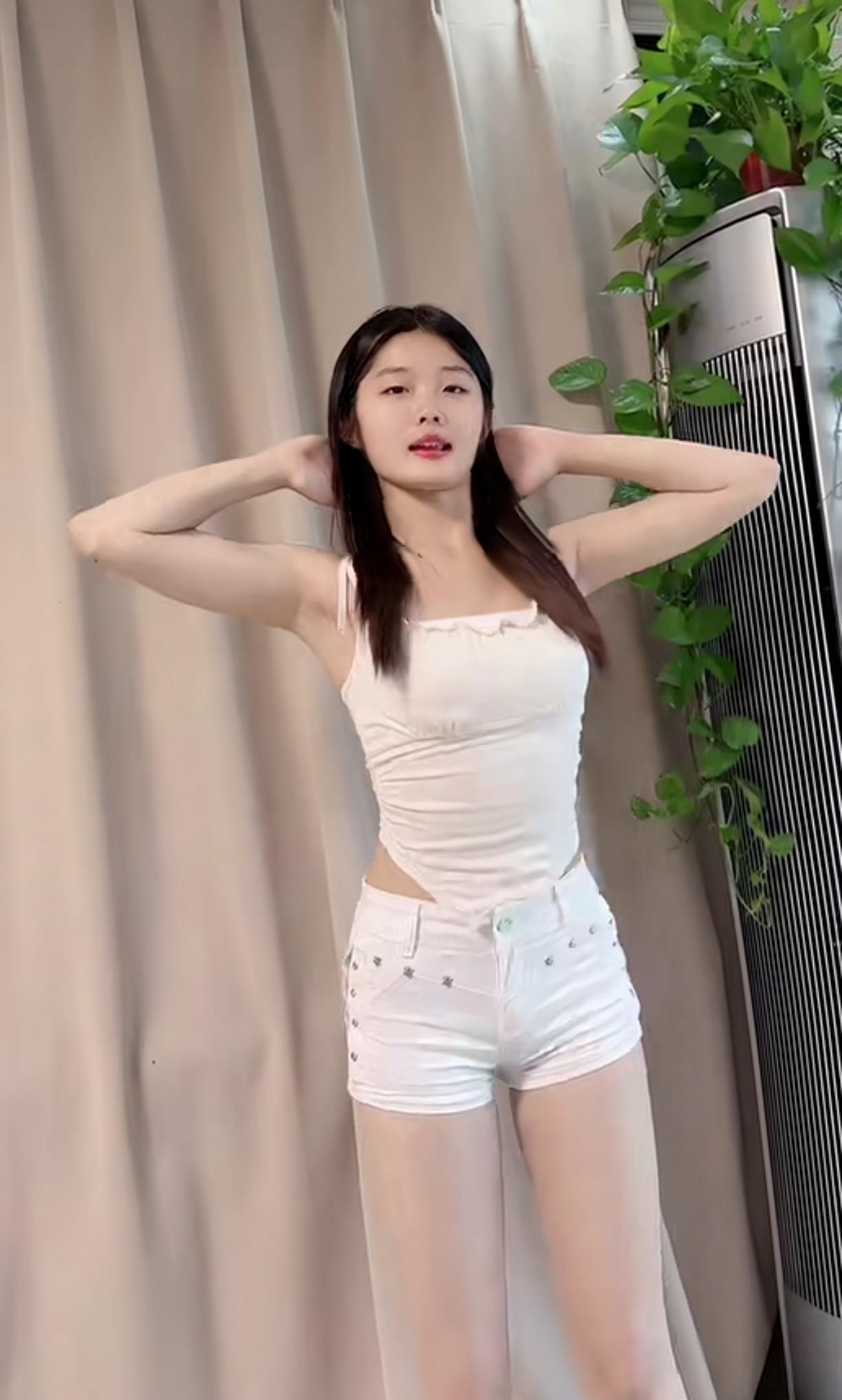 女孩的身材太好了，忍不住想让她做我的朋友。