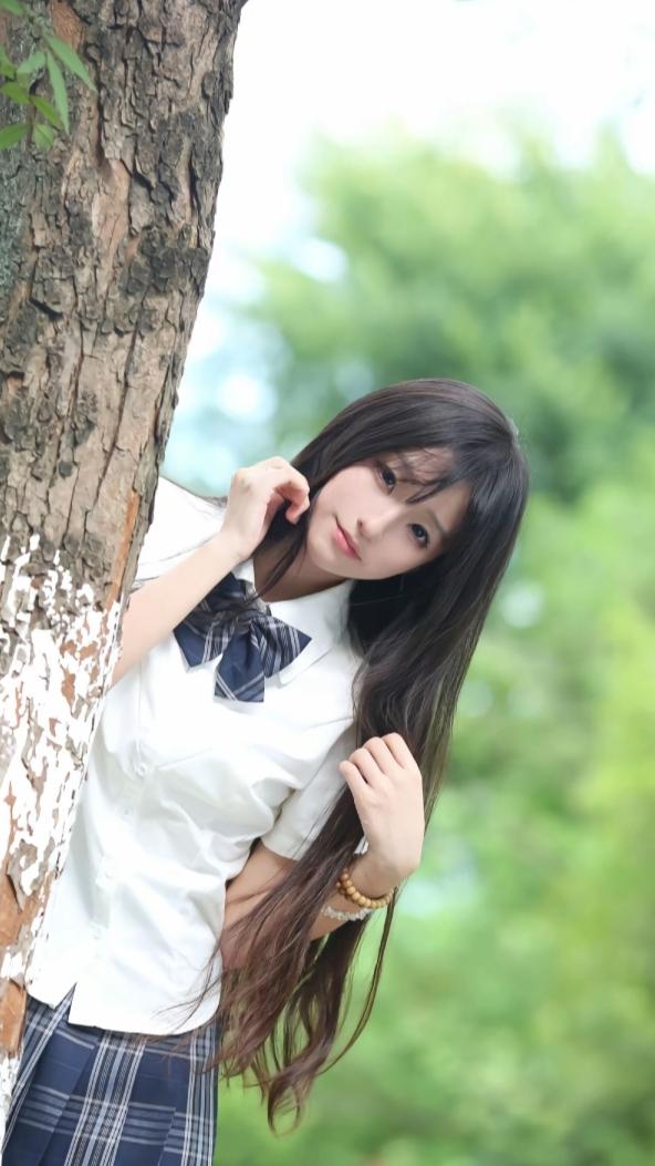 上联：静倚树荫看几林下联：闲听松竹语三分