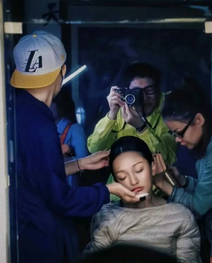 周迅拍《如懿传》时，化妆化着就睡觉了，工作人员拖着她的脸