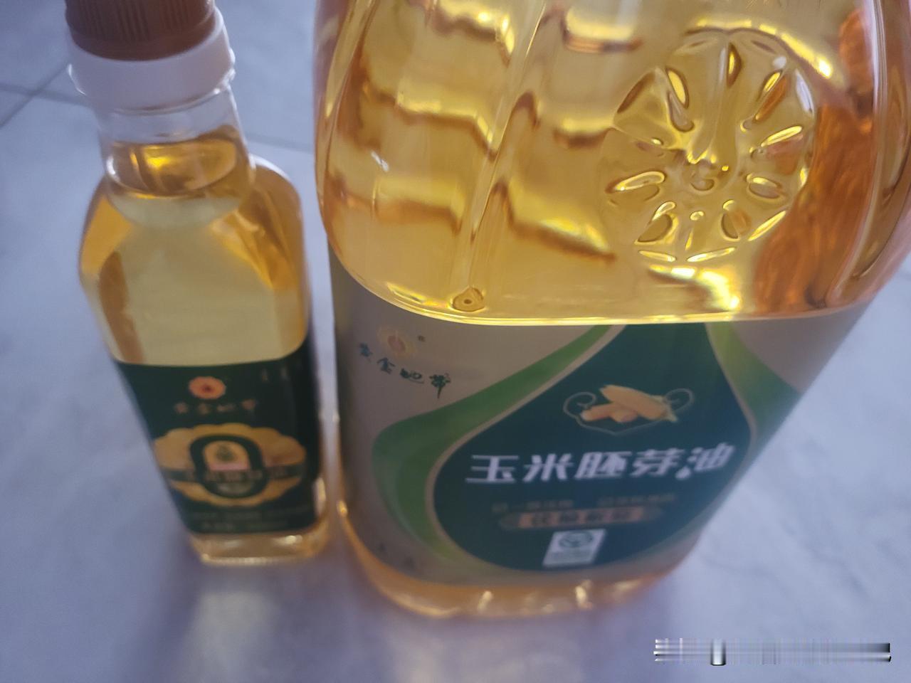 那天我在老家炸了一次油饼，挺成功的，想给儿子也炸点油饼吃，今早去店里买了一桶黄金