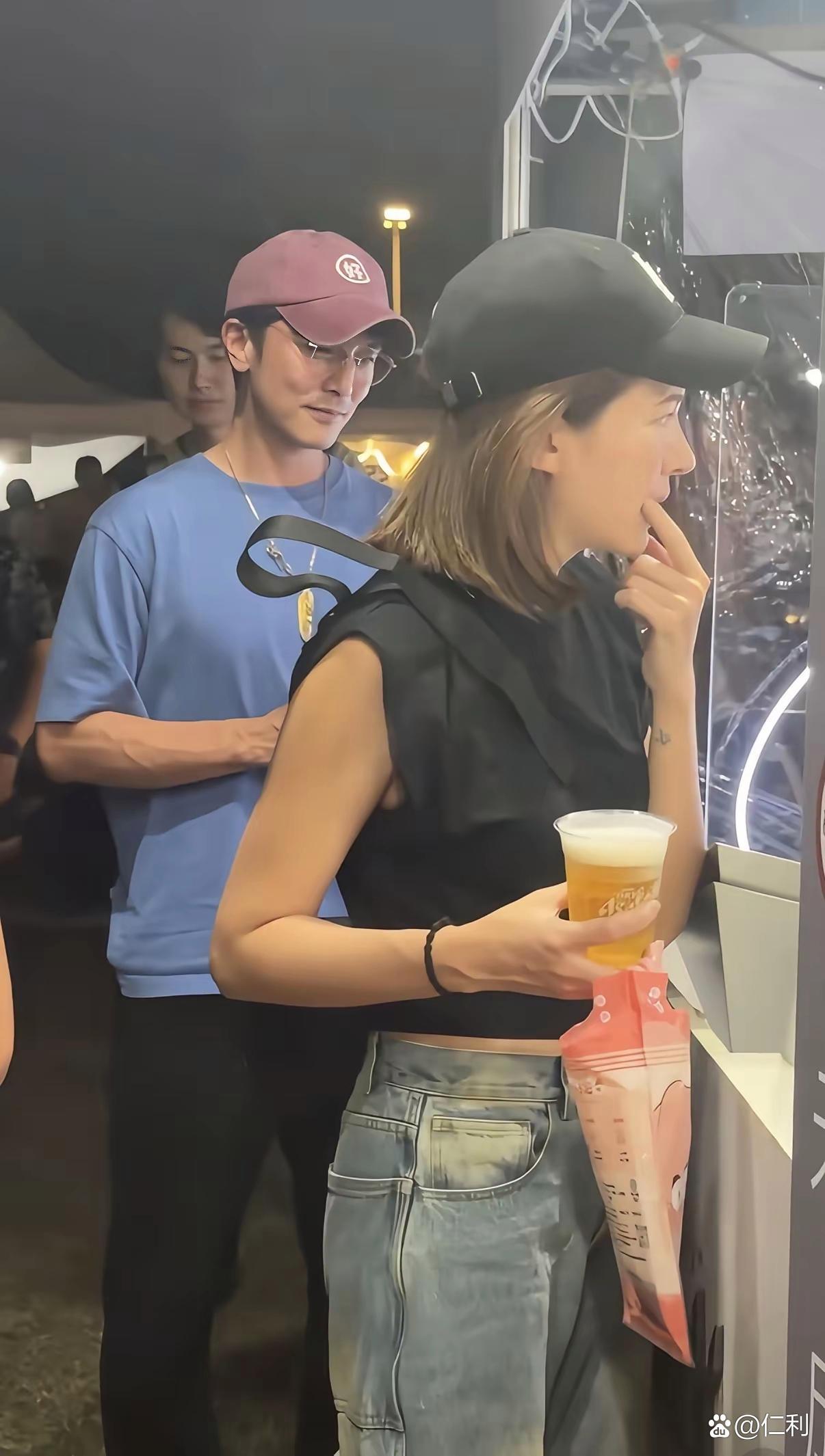 邱泽陪老婆逛街，默默的跟在老婆身后，听到路人说许玮甯太漂亮了，嘴角不自觉的上扬。