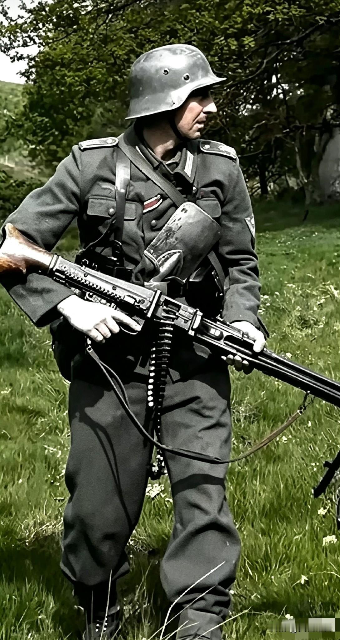 1942年，丛林里，一个德国机枪手顶着M35钢盔，MG42端在手上，眼睛瞪得溜圆
