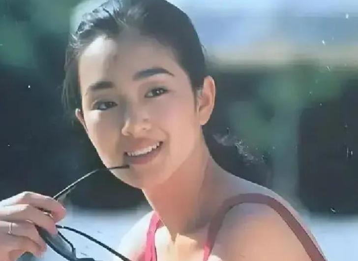都说巩俐1996年嫁的是新加坡烟草大王，可谁知道，所谓的“豪门”奢华生活，是在香