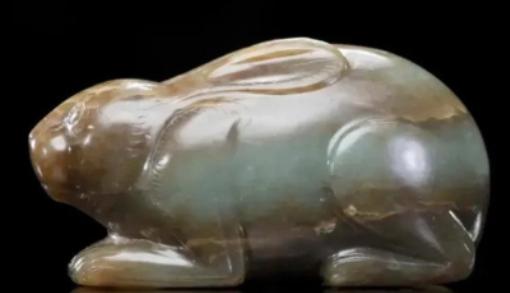 1978年，河南一男子蹲在集市摊位前，上下打量一枚小巧的玉兔许久，摊主以为大生意