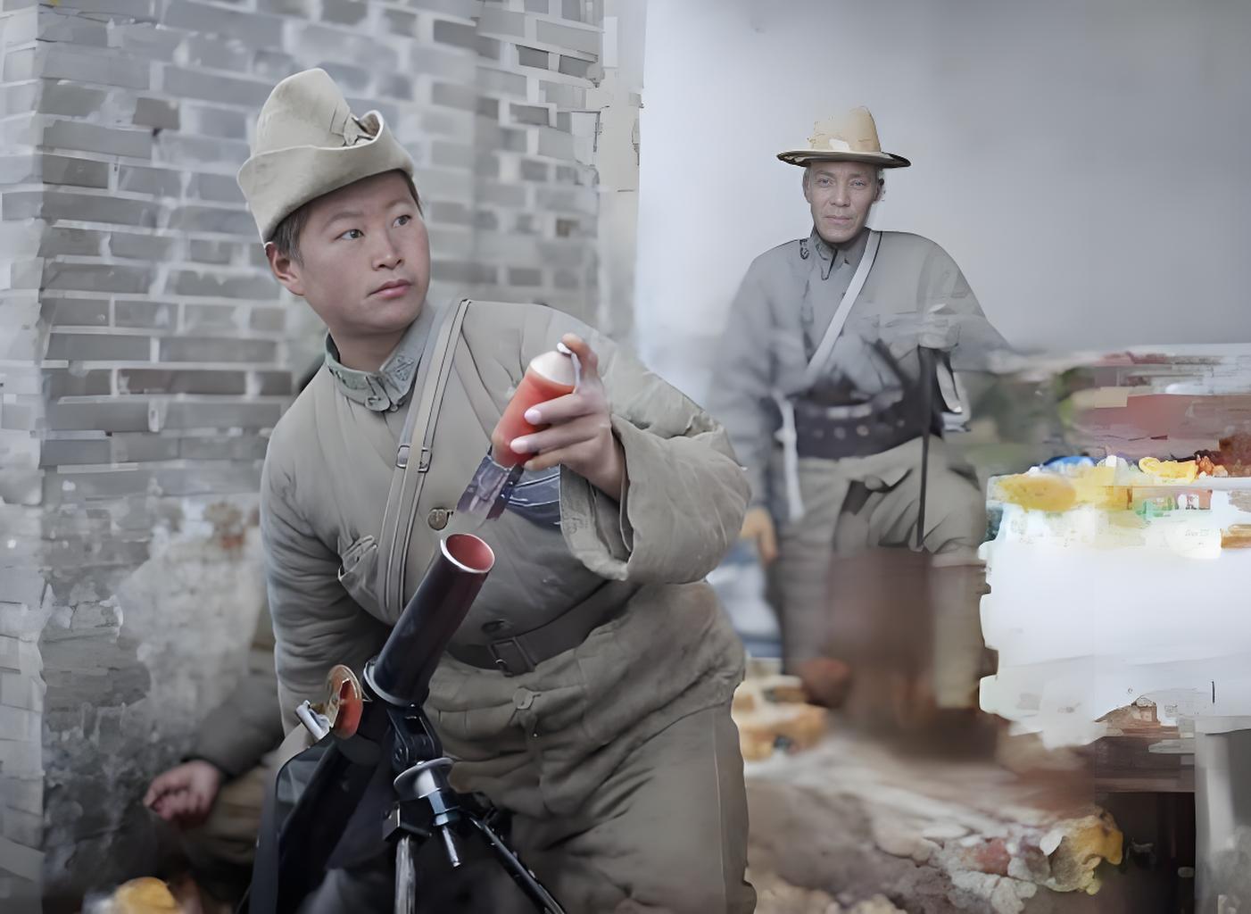 这是1927年前后上海战事的一幕：上海郊外，一门战壕加农炮架起，士兵身着军装、头