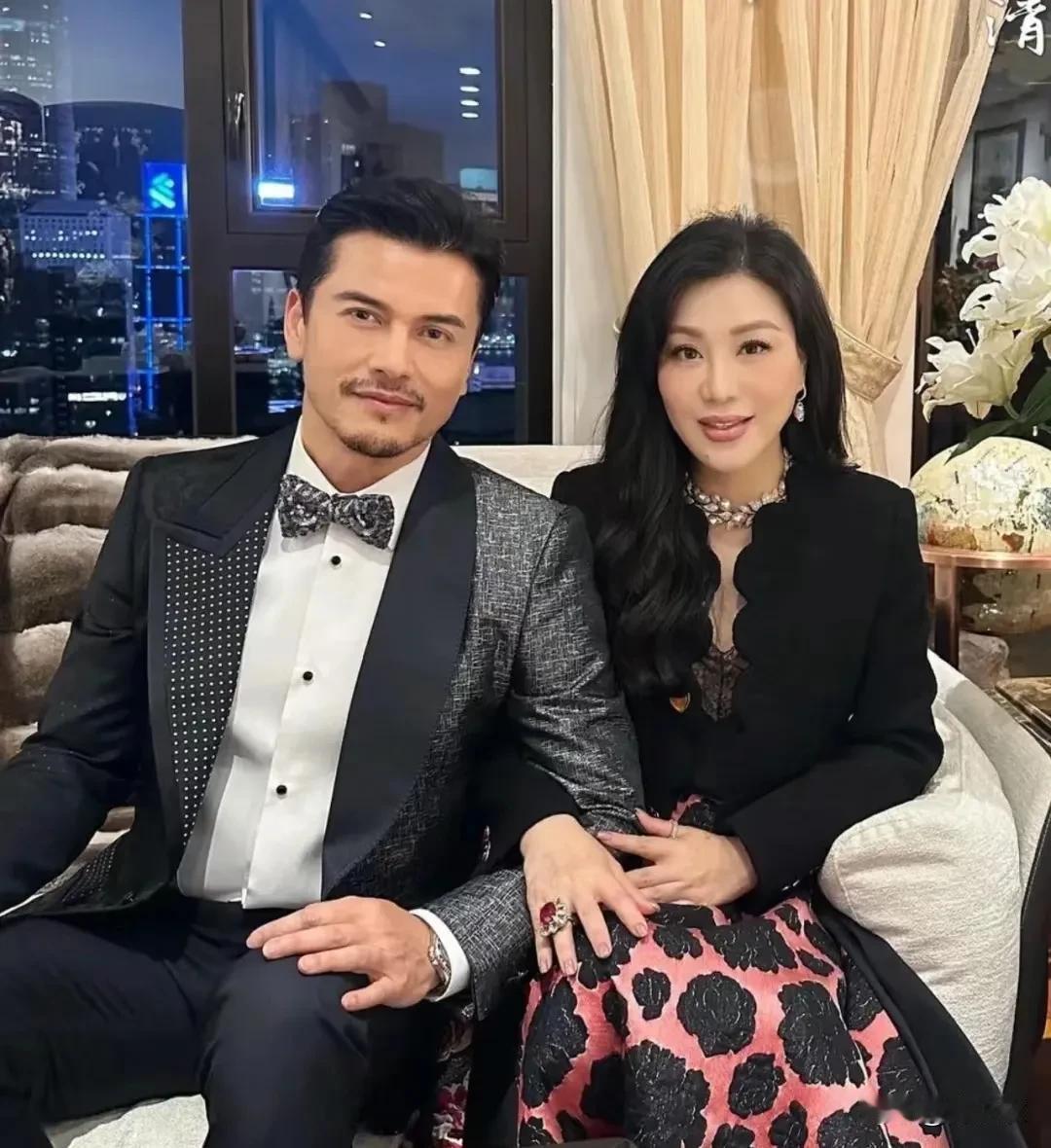吕良伟69岁，他老婆71年的好像，但这俩就好像吃了防腐剂似的，一点也不显老……