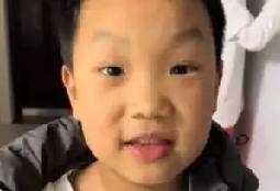 山东，一小男孩看见妈妈的身份证上是1989年出生，惊讶地调侃她是“一百年前出生