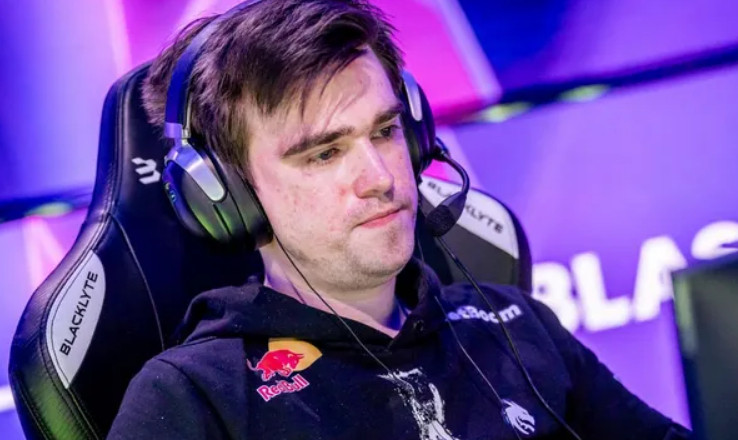 目前正在享受假期且不确定是否会复出的雪碧双冠功勋老臣Miposhka在直播时和弹