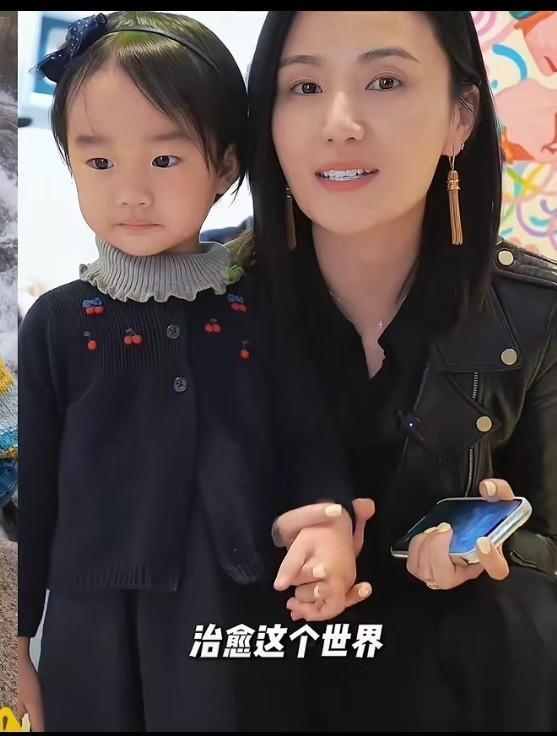 李嫣每周飞回北京，不是为见妈，是为陪妹妹上早教。她爸和她妈离了，她姐和她爸也离
