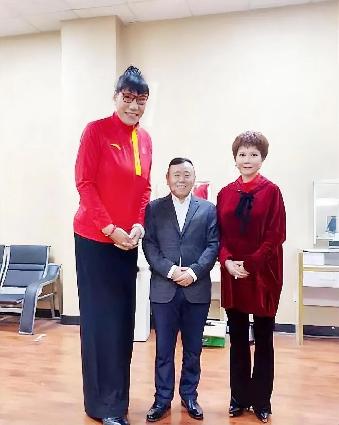 哈哈哈，镜头中的郑海霞秀发覆额，瑶林玉树，笑容可掬，一副眼镜显得文气十足哈！