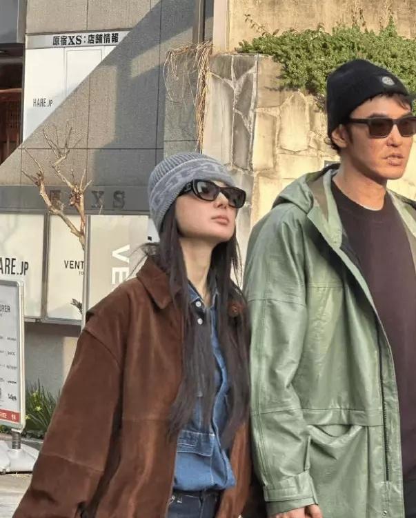 阮经天和女友十指紧扣逛街两人年龄相差20岁