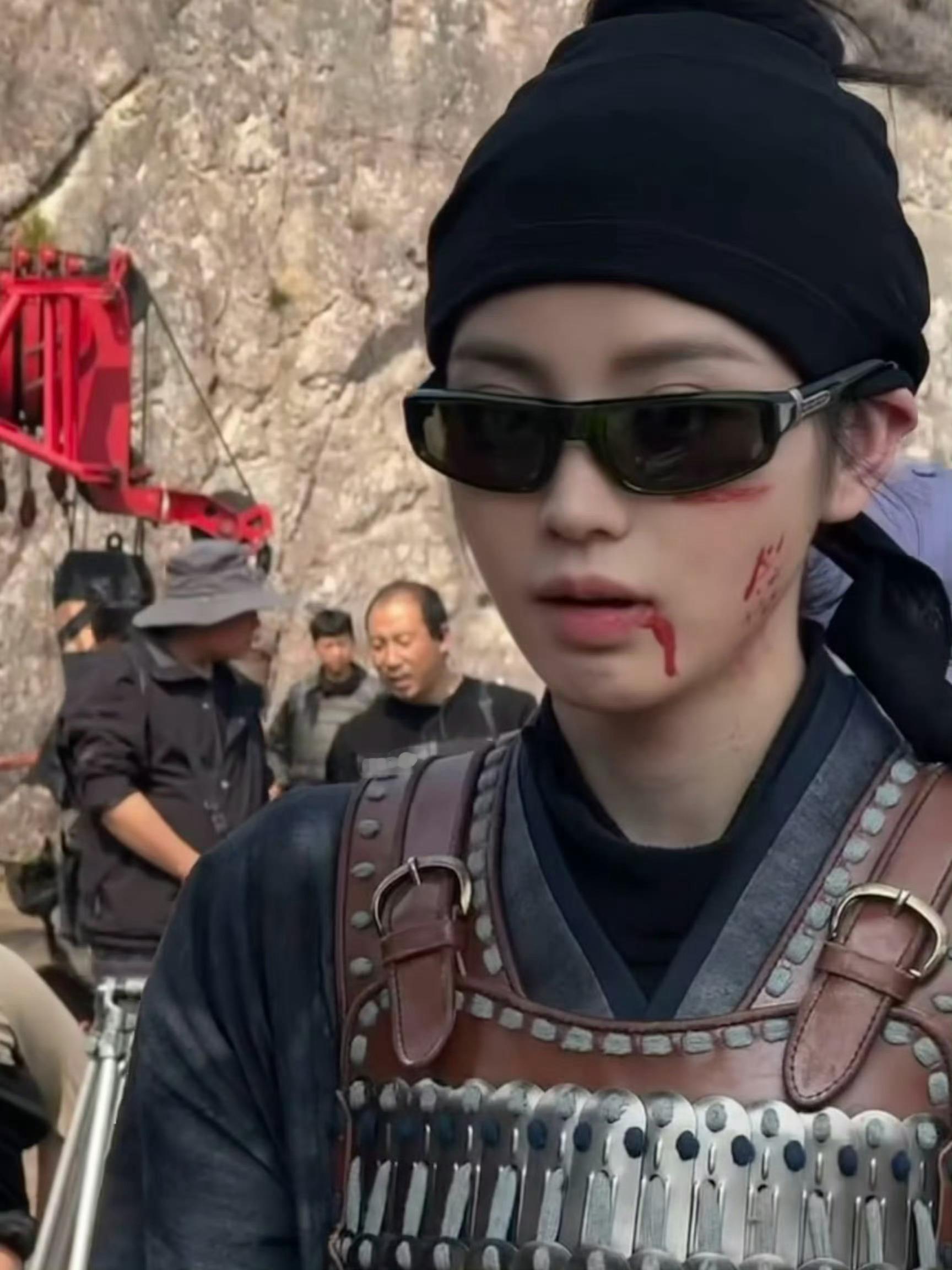 戴上墨镜后就是最可爱最厉害最酷的小兵樊长玉田曦薇墨镜战损造型田曦薇小兵戴墨镜