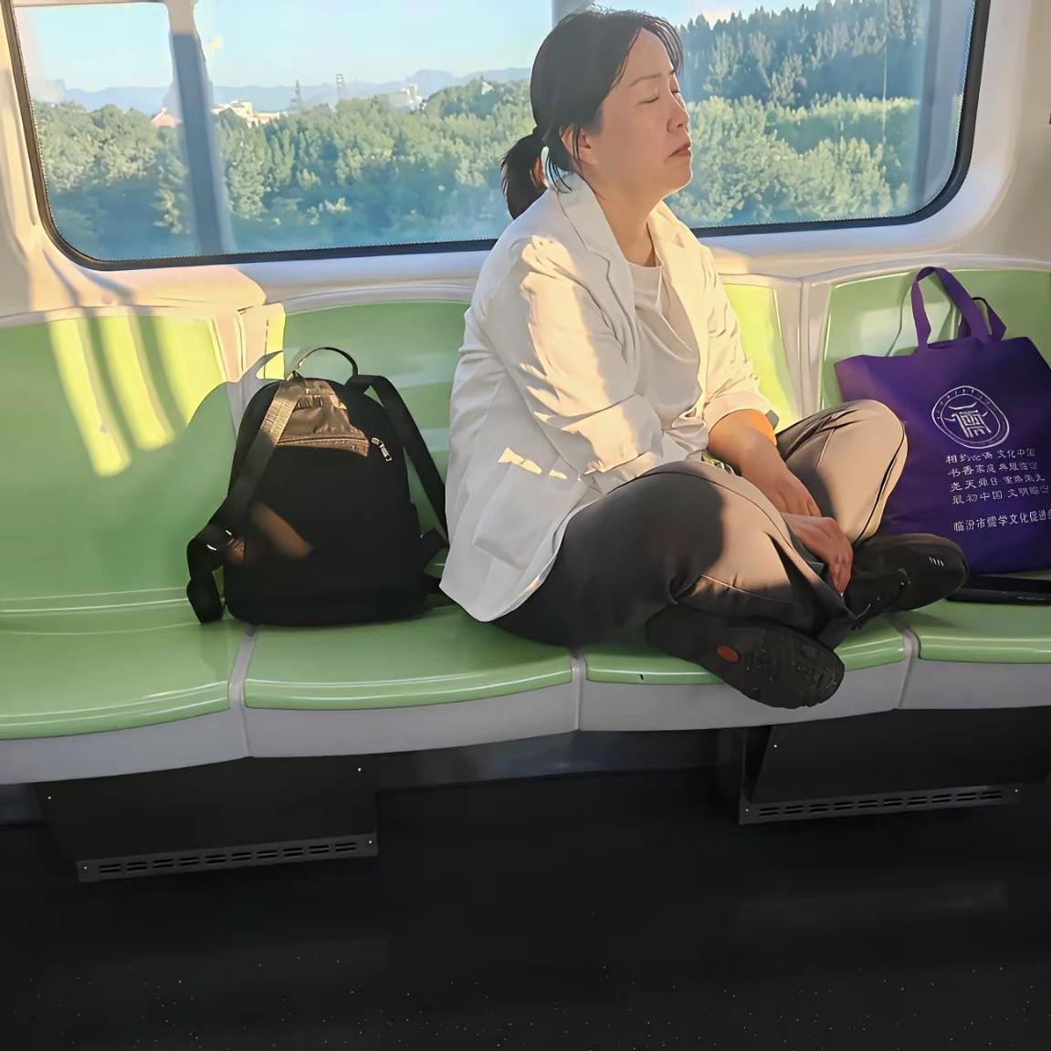 地铁上这种人真的让人看不惯！真的不能理解，有些人在公共场合完全不顾及旁人，