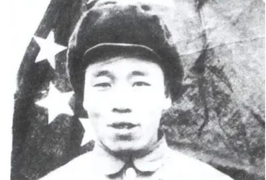 1951年，在朝鲜战场上，20辆美军坦克向我军阵地驶去。我军炮兵还没接到开炮命令
