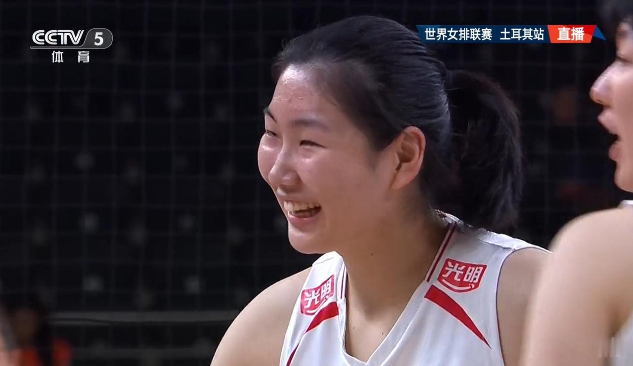 随着王媛媛背飞扣中得分，中国25:20胜第四局，大比分2:平，比赛进入决胜局！